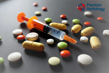 Шприц и таблетки